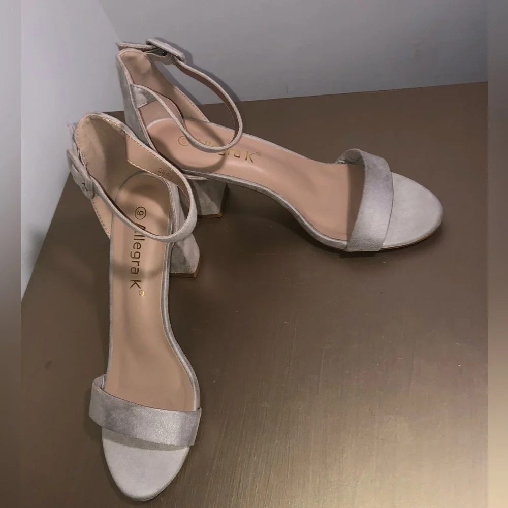 Allegra K Women’s Ankle Strap heeled Sandles Faux Light Gray Suede Size 9